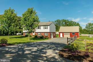 457 Lynch Rd, New Holland, PA 17557