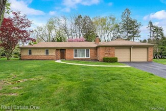 1637 Northumberland Dr, Rochester Hills, MI 48309