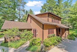 5225 S Faculty Row, Glen Arbor, MI 49636