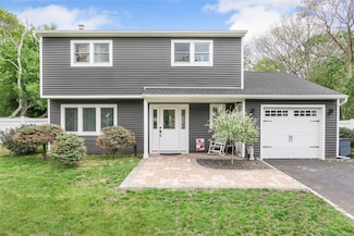 11 Susan Dr, Bellport, NY 11713