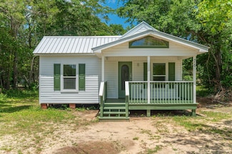 76 Clay St, Defuniak Springs, FL 32435