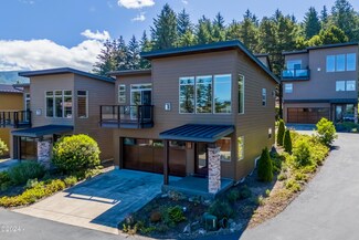 25 Catkin Loop, Yachats, OR 97498