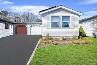 91 Village Cir W, Manorville, NY 11949