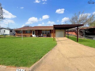 204 Mockingbird Ln, Burkburnett, TX 76354