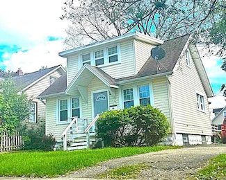33 W Beverly Ave, Pontiac, MI 48340