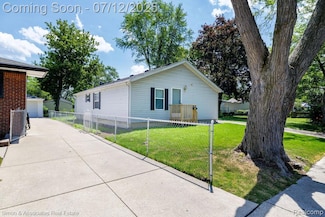 4995 Croissant St, Dearborn Heights, MI 48125