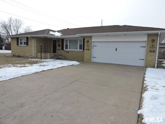 1601 N 4th St, Pekin, IL 61554