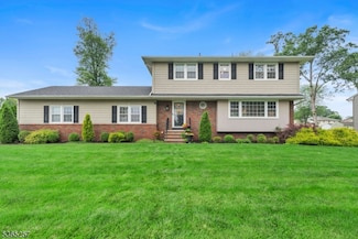 18 Alan Dr, Fairfield, NJ 07004