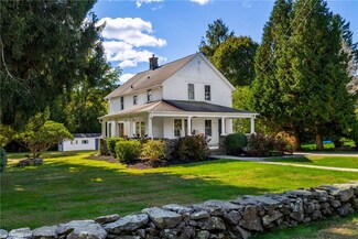 70 Carpenter Ln, Saunderstown, RI 02874