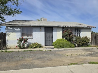 1692 Country Club Dr, Madera, CA 93638