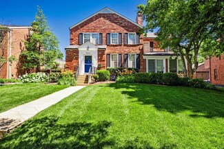 8023 Crescent Dr, Saint Louis, MO 63105