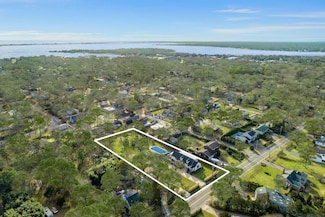 72 Bay Ave W, Hampton Bays, NY 11946
