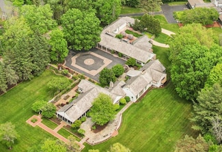 625 E Juniper Ln, Thiensville, WI 53092