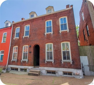 1006 Russell Blvd, Saint Louis, MO 63104