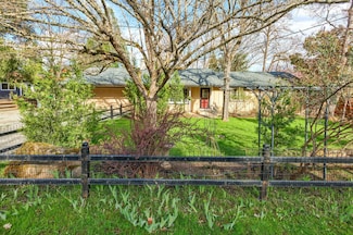 440 G St, Jacksonville, OR 97530