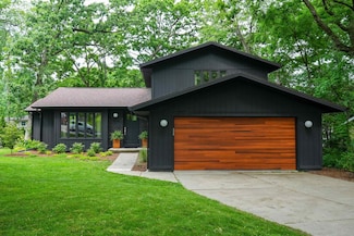 1514 Deerwood Dr, Madison, WI 53716