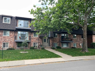 330 Riviera Dr, Saint Clair Shores, MI 48080