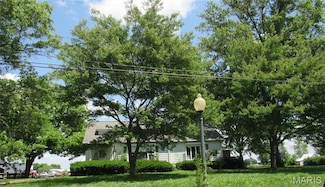 1113 E Market St, Red Bud, IL 62278