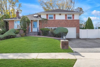59 Lourae Dr, Massapequa Park, NY 11762