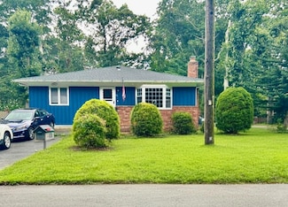 82 Washington Ave, Holtsville, NY 11742