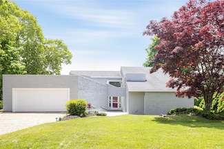 6 Bay View Dr, Hampton Bays, NY 11946