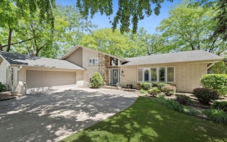9047 W Oak Crest Ct, Palos Hills, IL 60465