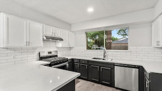 10622 Highland Woods Dr, Sugar Land, TX 77498
