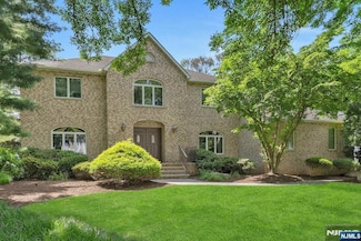 206 Paul Ct, Paramus, NJ 07652