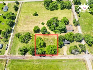 712 Pacific St E, Honey Grove, TX 75446