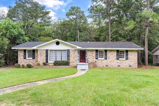 526 W Valley Rd, Chickasaw, AL 36611