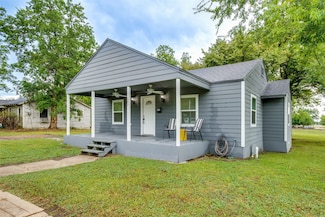 307 Commerce St W, Honey Grove, TX 75446
