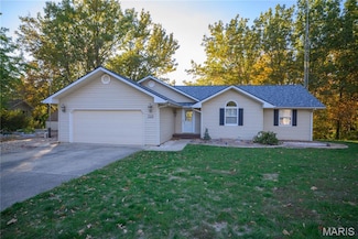 210 Lands End Rd, Hillsboro, IL 62049