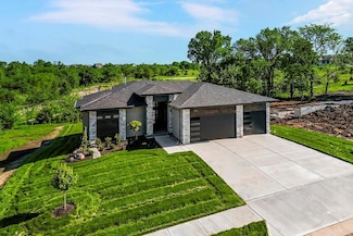 2532 NE Woodland Oak Cir, Lee's Summit, MO 64086