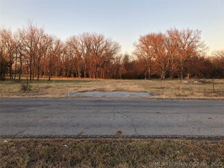 477 E 16th St, Chouteau, OK 74337