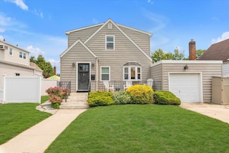 22 Lido Pkwy, Lindenhurst, NY 11757
