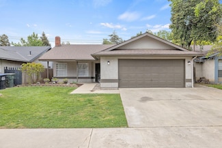 1017 N Oakwood Ct, Visalia, CA 93291