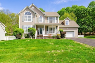 7 Coachlight Dr, Poughkeepsie, NY 12603