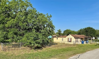 910 E E St, Eagle Lake, TX 77434