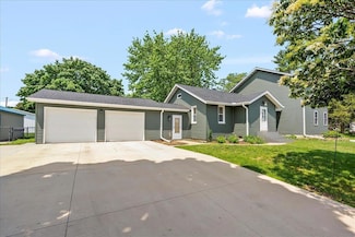221 Stewart St, Plainfield, IA 50666