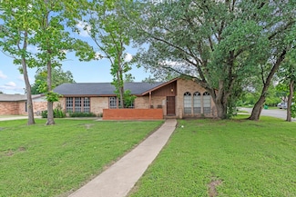 2400 Grace St, Taylor, TX 76574