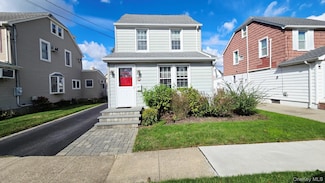 69 Harvard St, Williston Park, NY 11596