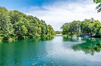 4220 S Lake Ct, Decatur, IL 62521