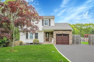 7 Daniel Ct, Ronkonkoma, NY 11779