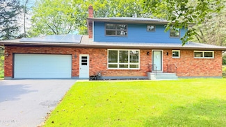 631 Saint David's Ln, Niskayuna, NY 12309