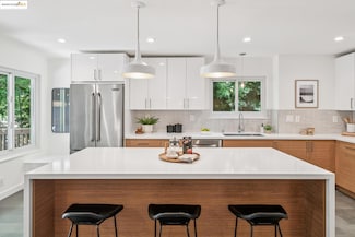 6738 Aitken Dr, Oakland, CA 94611