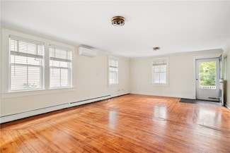 7 Marsh St, Newport, RI 02840
