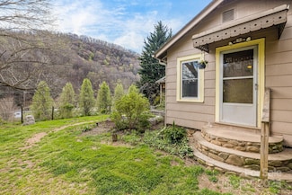 1041 Groundhog Rd, Canton, NC 28716