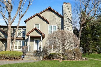 36 Hemlock Cir, Peekskill, NY 10566