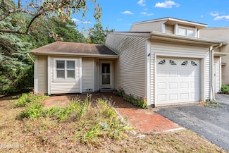 8 Wilan Ln, Albany, NY 12203