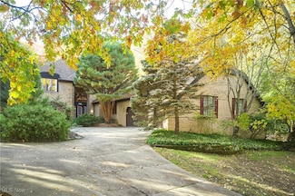 692 Pine Point Dr, Akron, OH 44333